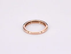 Bague en or rose avec diamants noirs taille brillant