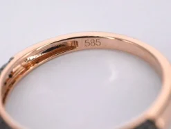 Bague en or rose avec diamants noirs taille brillant