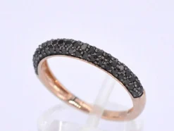 Bague en or rose avec diamants noirs taille brillant