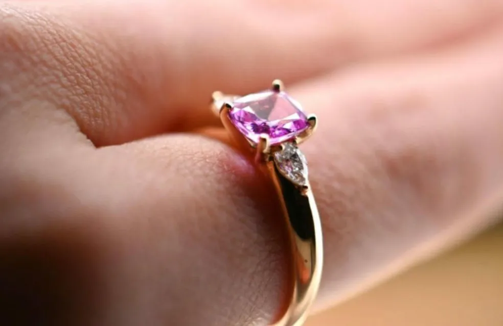 Bague en or rose avec saphir rose et deux diamants