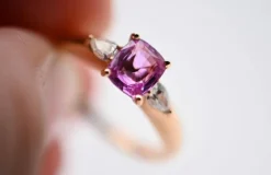 Bague en or rose avec saphir rose et deux diamants