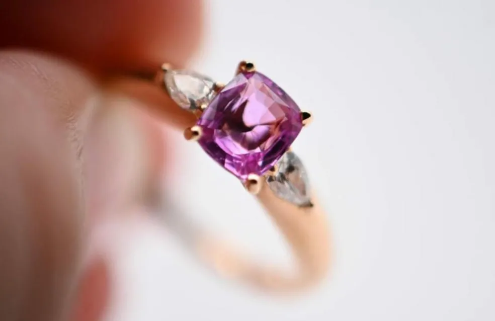 Bague en or rose avec saphir rose et deux diamants