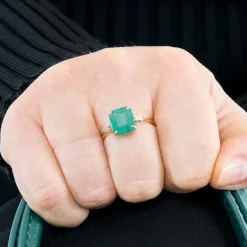Bague en or rose et émeraude