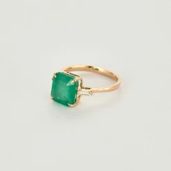 Bague en or rose et émeraude