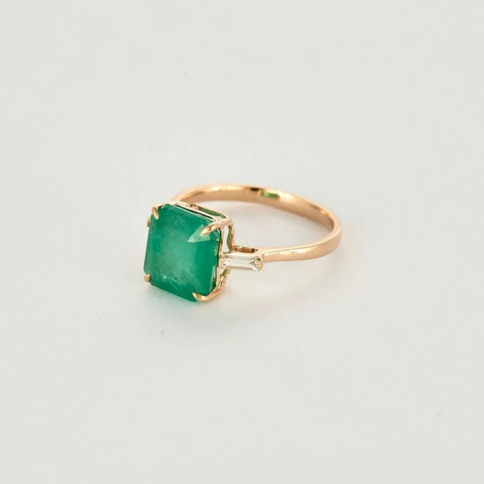 Bague en or rose et émeraude