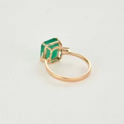 Bague en or rose et émeraude