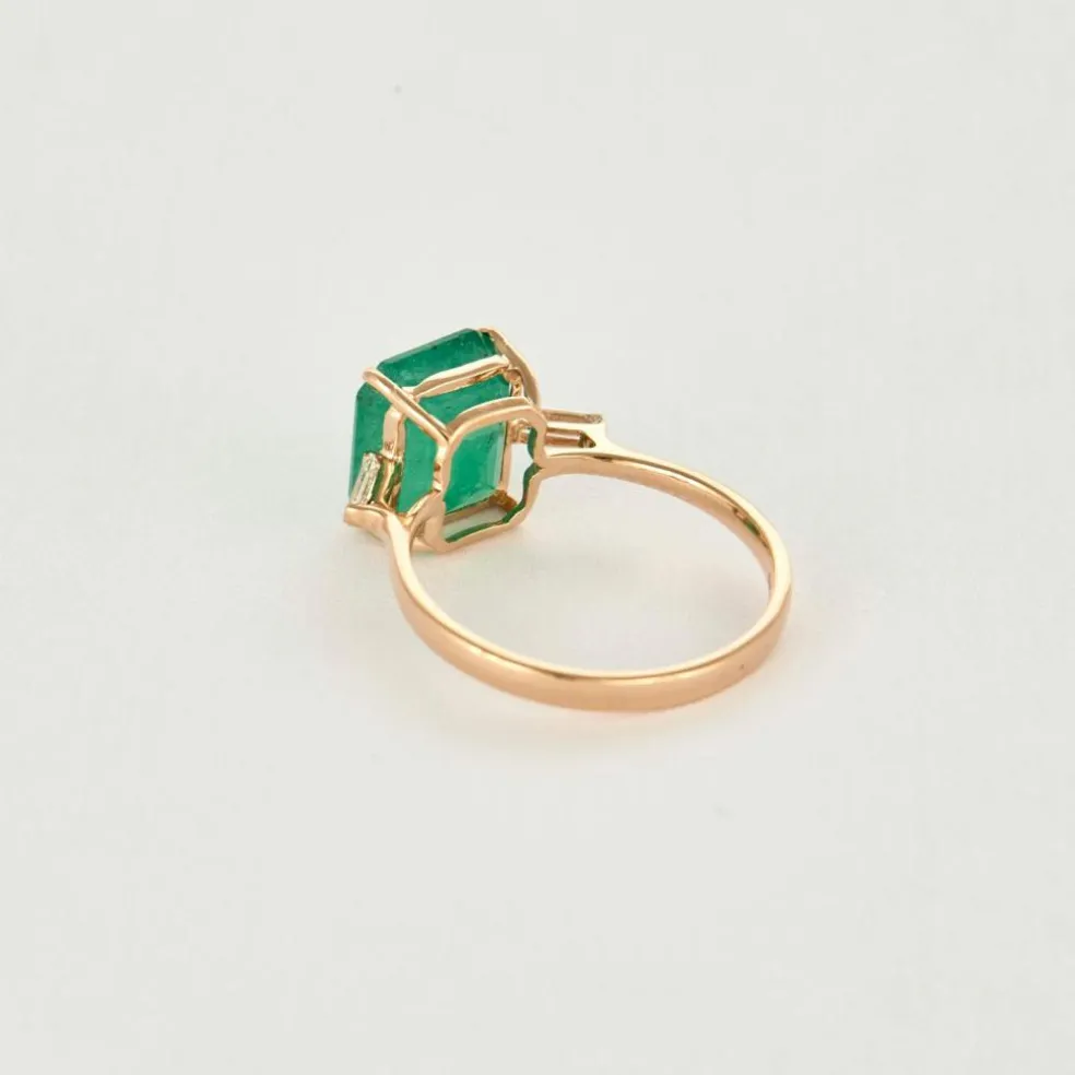 Bague en or rose et émeraude