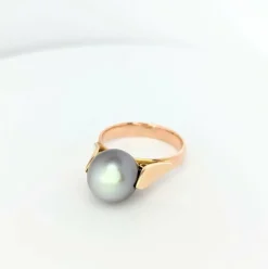 Bague en or rose et perle grise