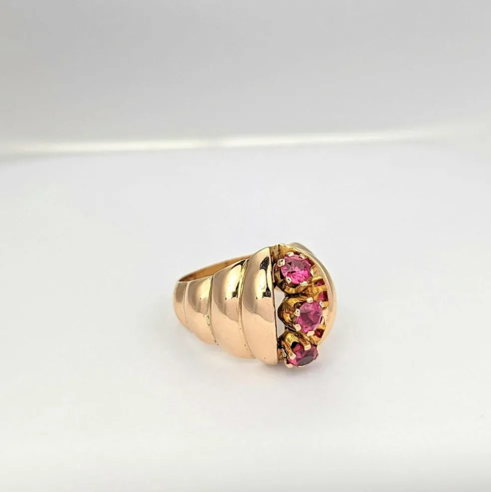 Bague en or rose et pierres roses