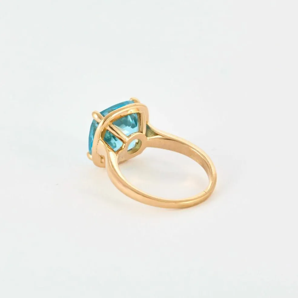 Bague en or rose et topaze bleue