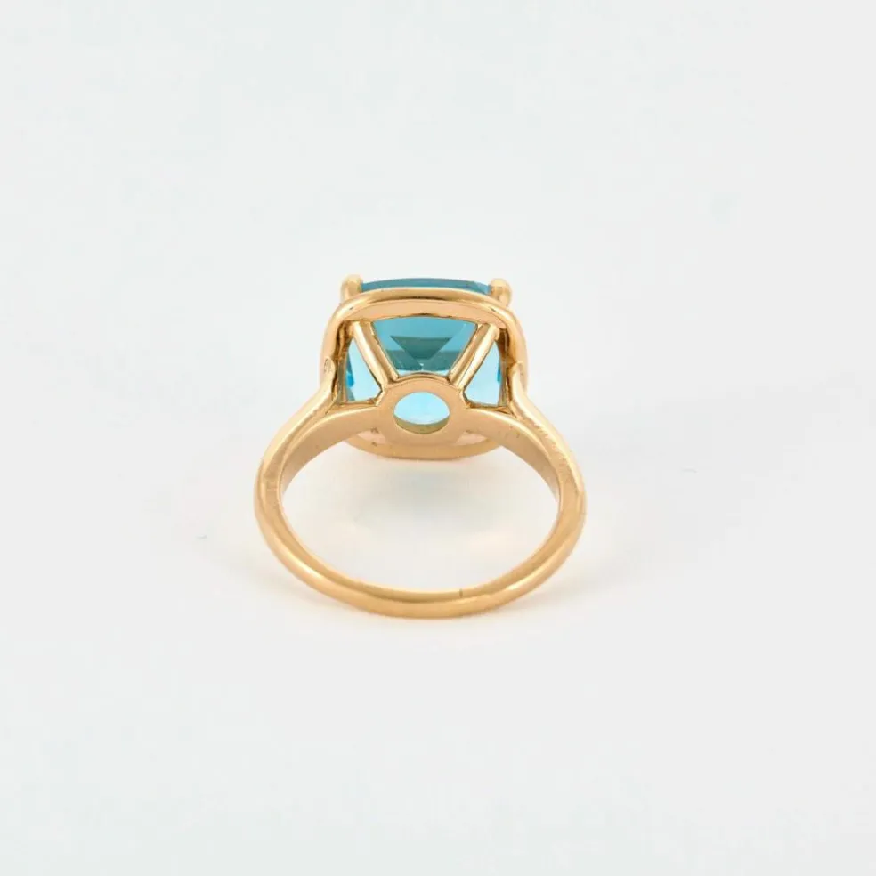 Bague en or rose et topaze bleue