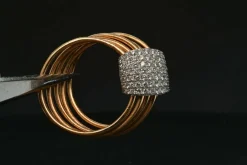 Bague en or rose ornée de diamants