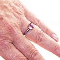 Bague en or rose, saphirs et améthyste