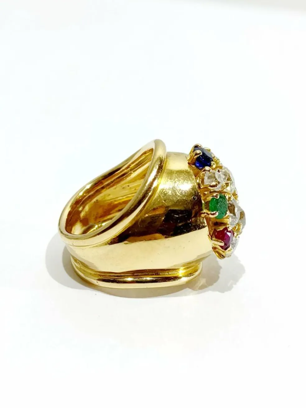 Bague en or, rubis, diamants, saphirs, émeraudes