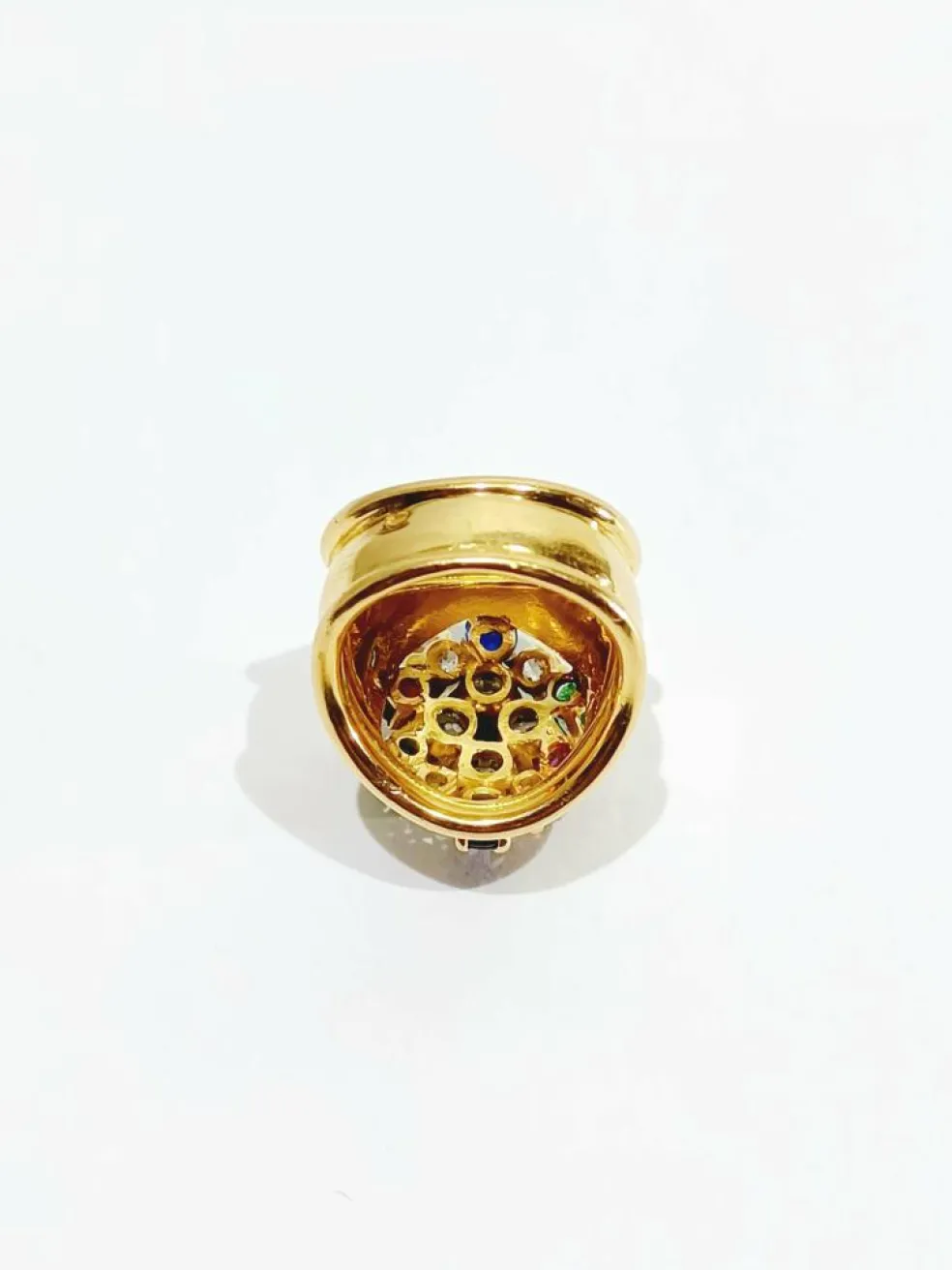 Bague en or, rubis, diamants, saphirs, émeraudes