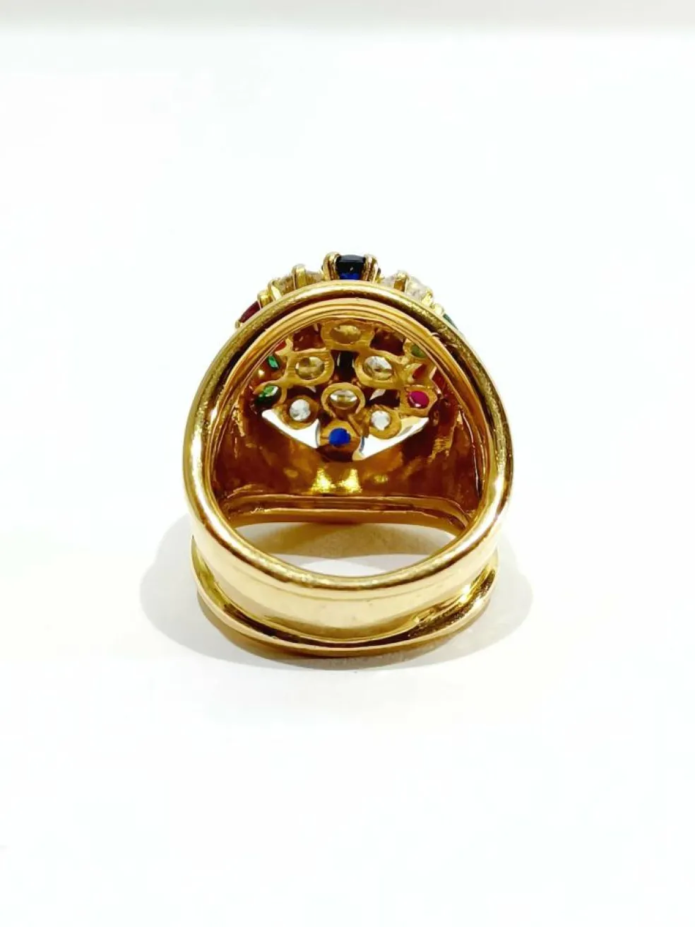 Bague en or, rubis, diamants, saphirs, émeraudes