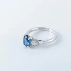 Bague en or, saphir et diamants