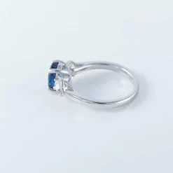 Bague en or, saphir et diamants