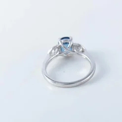 Bague en or, saphir et diamants
