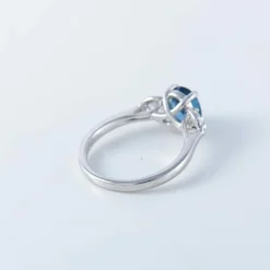 Bague en or, saphir et diamants
