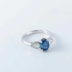 Bague en or, saphir et diamants