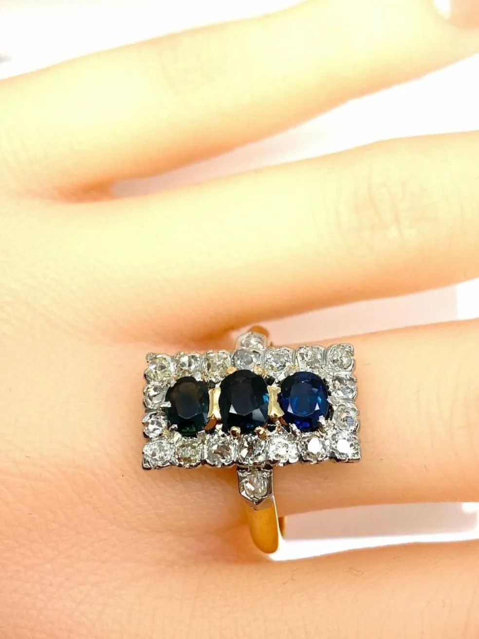 Bague en or sertie de 3 saphirs et diamants, vers 1900