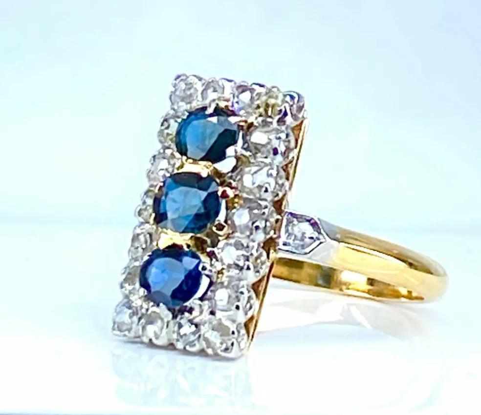 Bague en or sertie de 3 saphirs et diamants, vers 1900