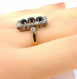 Bague en or sertie de 3 saphirs et diamants, vers 1900
