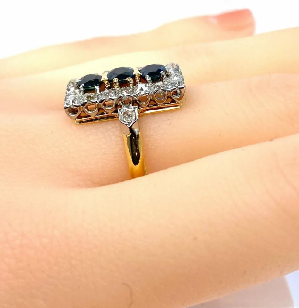 Bague en or sertie de 3 saphirs et diamants, vers 1900