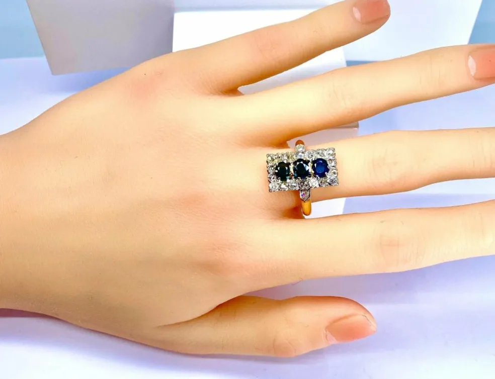 Bague en or sertie de 3 saphirs et diamants, vers 1900
