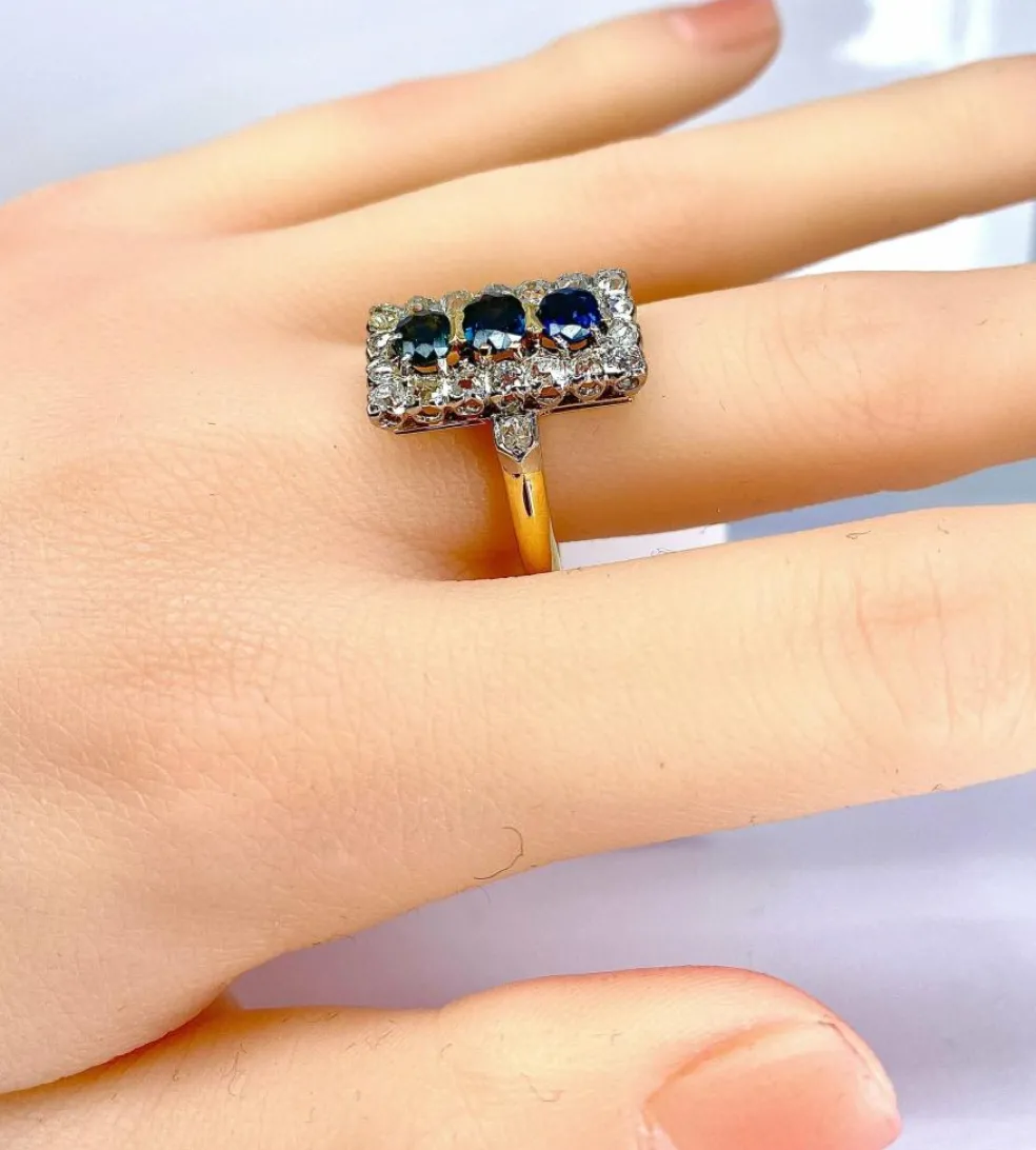 Bague en or sertie de 3 saphirs et diamants, vers 1900