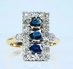 Bague en or sertie de 3 saphirs et diamants, vers 1900