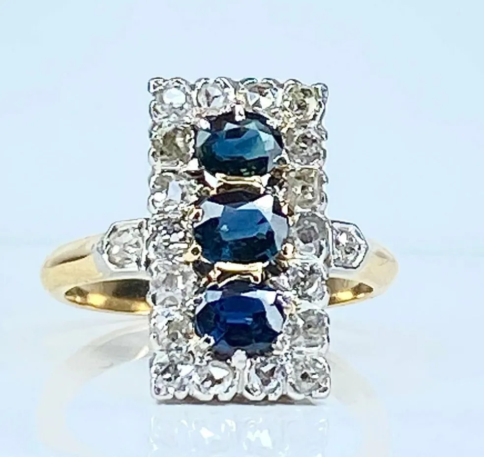 Bague en or sertie de 3 saphirs et diamants, vers 1900