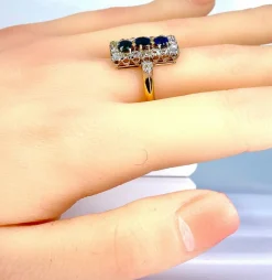Bague en or sertie de 3 saphirs et diamants, vers 1900