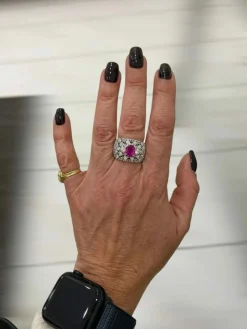 Bague en or vintage certifiée sans chaleur avec diamants et rubis de Birmanie gravés