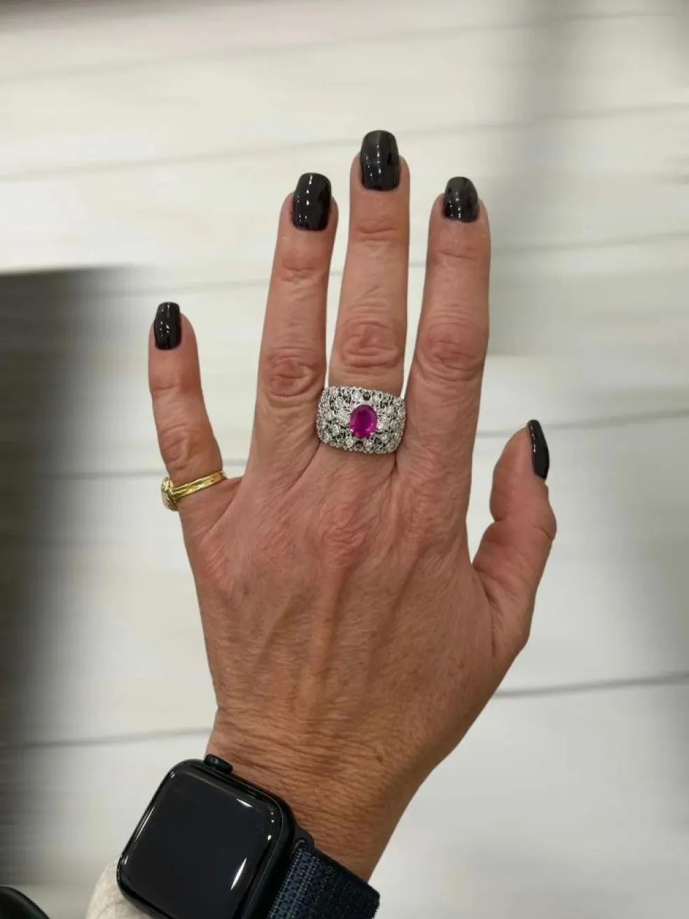 Bague en or vintage certifiée sans chaleur avec diamants et rubis de Birmanie gravés