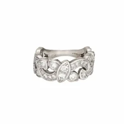 Bague en platine à demi-bande de diamants