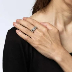 Bague en platine à demi-bande de diamants