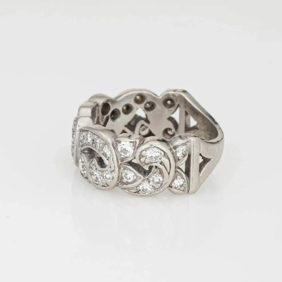 Bague en platine à demi-bande de diamants