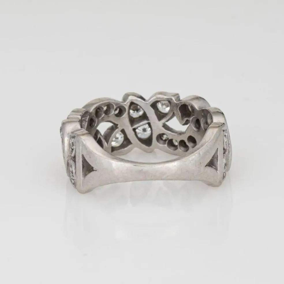 Bague en platine à demi-bande de diamants