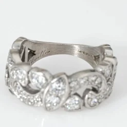 Bague en platine à demi-bande de diamants