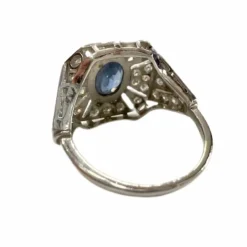 Bague en platine au design Art Déco avec diamants et saphirs