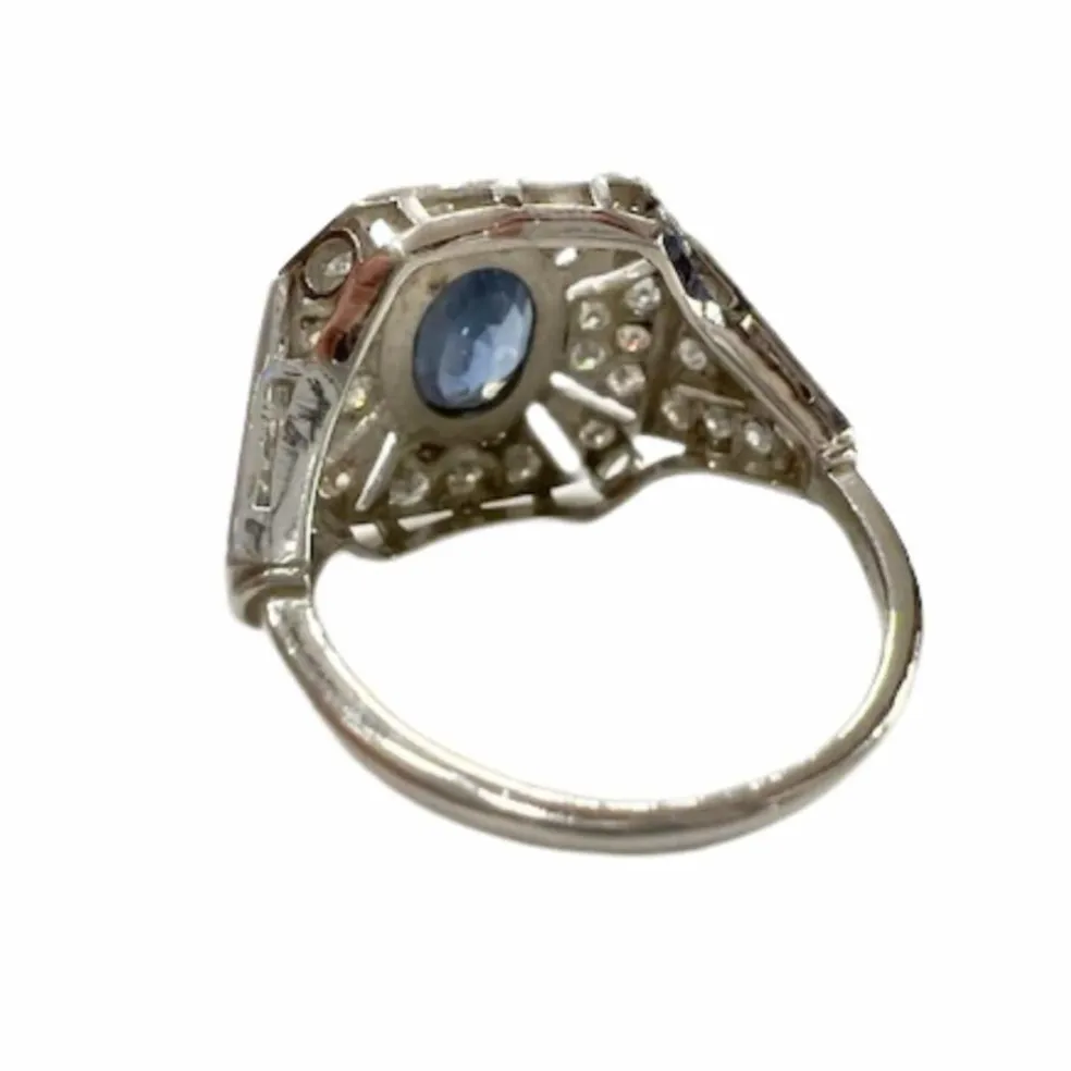 Bague en platine au design Art Déco avec diamants et saphirs