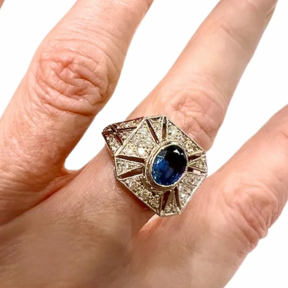 Bague en platine au design Art Déco avec diamants et saphirs