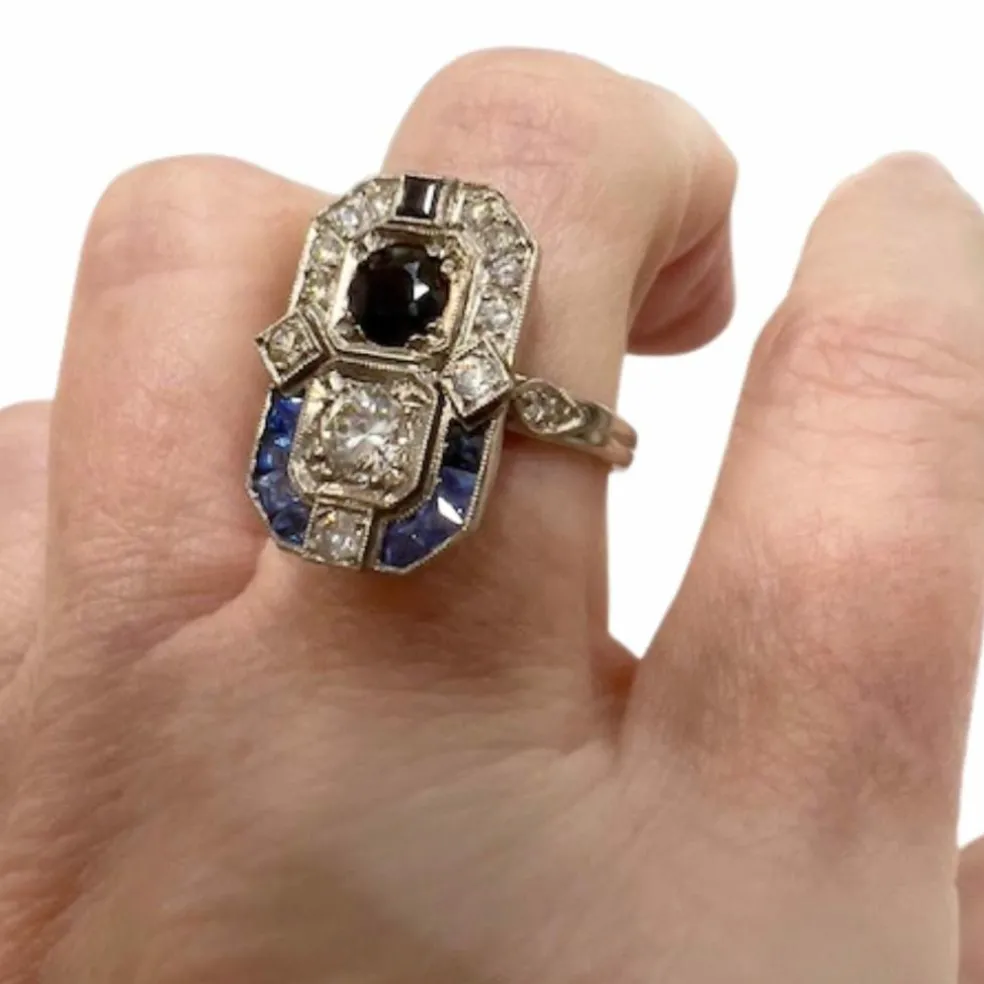Bague en platine au design Art Déco avec diamants et saphirs