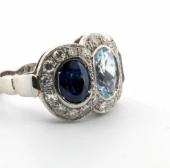 Bague en platine avec aigue-marine centrale, saphirs latéraux et diamants