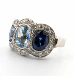 Bague en platine avec aigue-marine centrale, saphirs latéraux et diamants