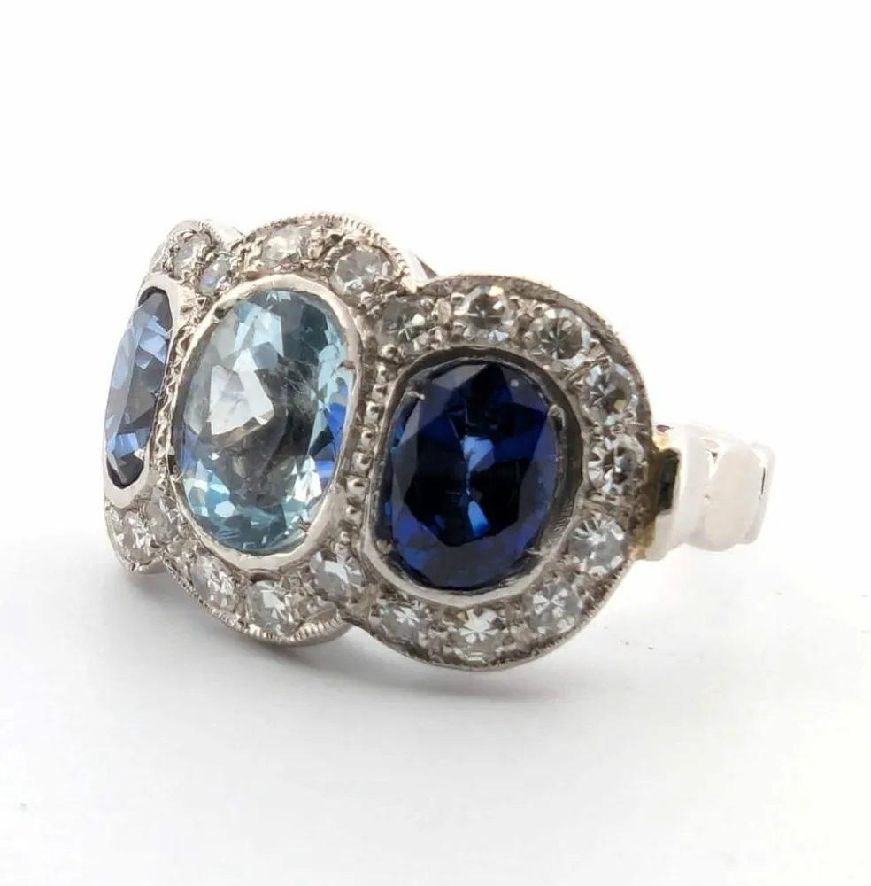 Bague en platine avec aigue-marine centrale, saphirs latéraux et diamants