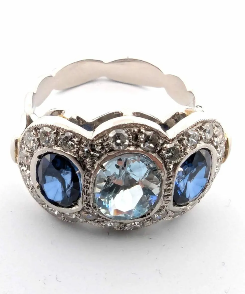 Bague en platine avec aigue-marine centrale, saphirs latéraux et diamants