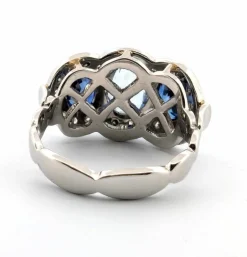 Bague en platine avec aigue-marine centrale, saphirs latéraux et diamants